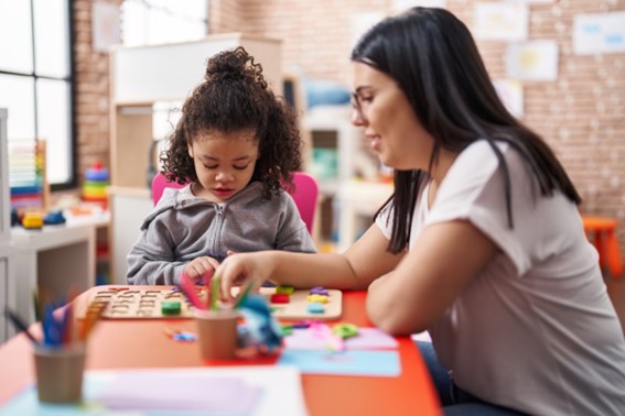 Nova lei garante acompanhamento de terapeutas nas escolas municipais para alunos com autismo e outros transtornos do neurodesenvolvimento