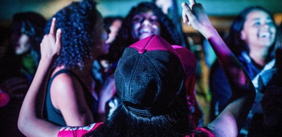 Lei proíbe uso de recursos públicos em eventos com conteúdo inadequado para crianças e adolescentes em Magé